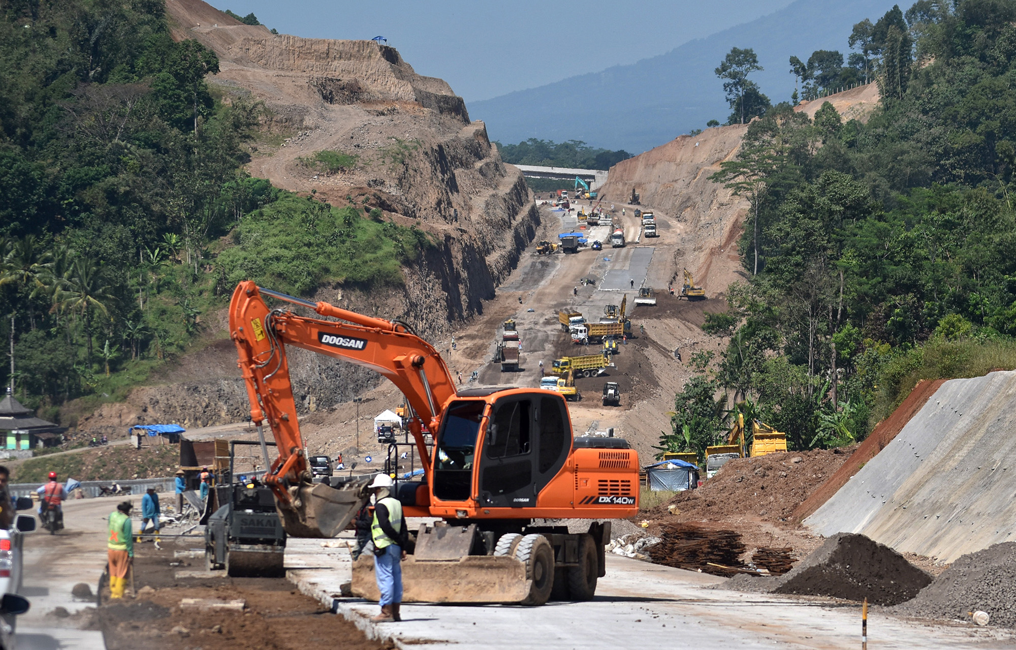 Operator mengoperasikan alat berat dalam pembangunan salah satu bagian Tol Bawen-Salatiga (ANTARA FOTO/Aditya Pradana Putra)