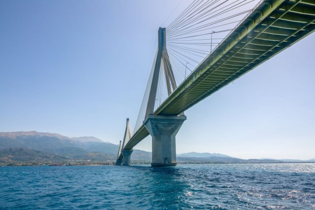 Ilustrasi jembatan di atas laut