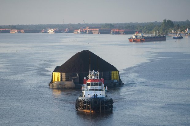 kapal tongkang batu bara