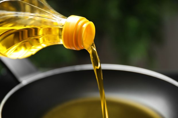 pouring cooking oil 