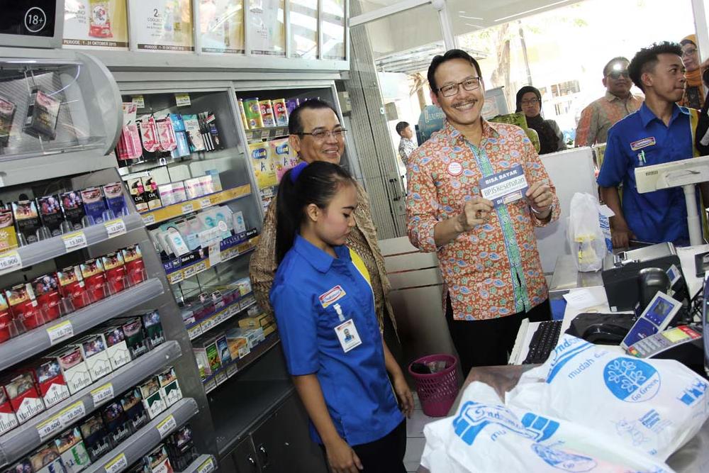 Direktur Utama BPJS Kesehatan Fachmi Idris beserta direksi rekanan Bank Mandiri, BNI, BRI, dan BTN meluncurkan Sistem pembayaran iuran BPJS Kesehatan disebut dengan Payment Point Online Bank (PPOB) di Jakarta, Jumat, (02/10). 