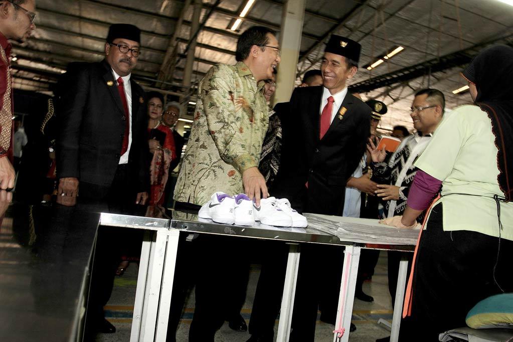 Presiden Joko Widodo, meninjau pabrik sepatu setelah peluncuran program \
