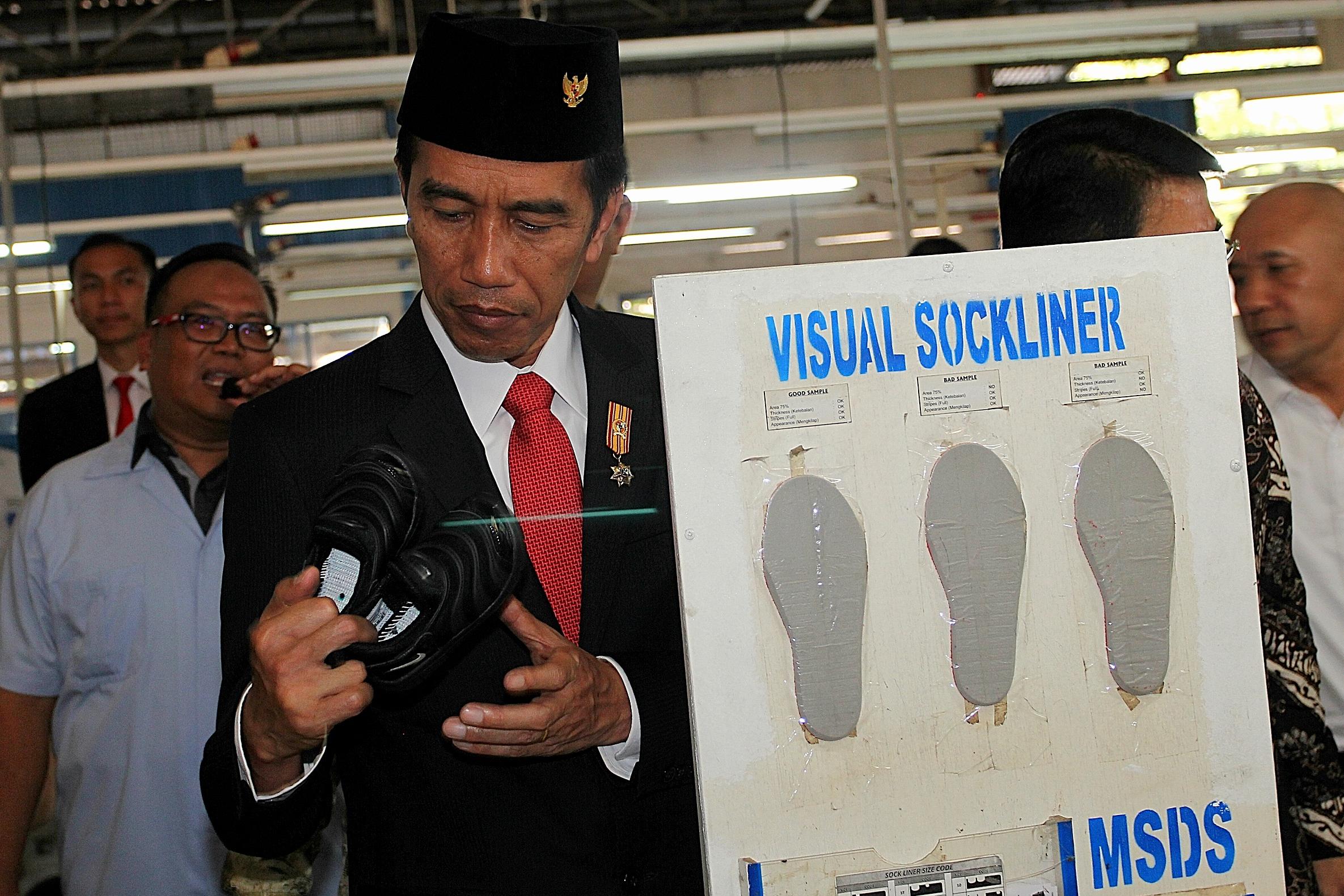 Presiden Joko Widodo, meninjau pabrik sepatu setelah peluncuran program \