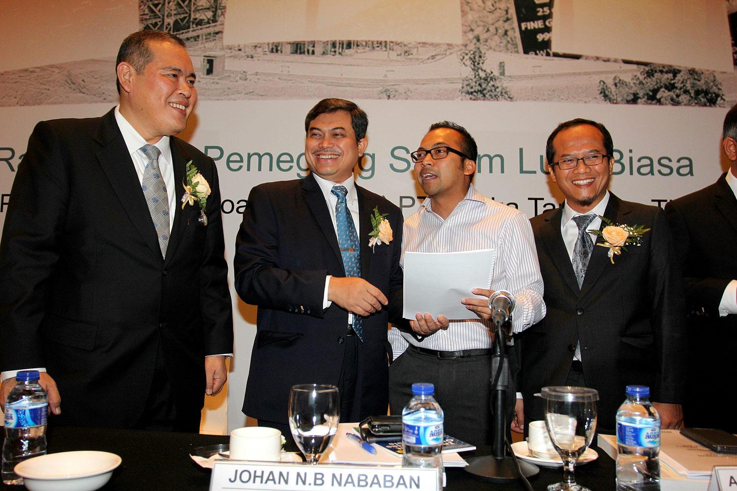 Direktur Utama, Tedy Badrujaman menandatangani berkas notariat seusai Rapat Umum Pemegang Saham Luar Biasa (RUPSLB) PT Antam yang diselenggarakan di Jakarta, Rabu, (07/10).