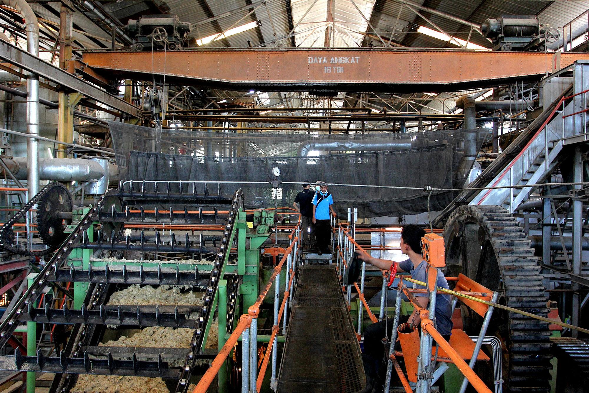 Aktifitas pekerja pabrik gula Sindanglaut berkapasitas giling 12.000 ton cane per day (TCD), di Cirebon, Jawa Barat, (16/10). Secara korporasi PG Rajawali II sampai dengan saat ini sudah memproduksi hampir sekitar 90.000 ton gula, naik 16 persen dibanding