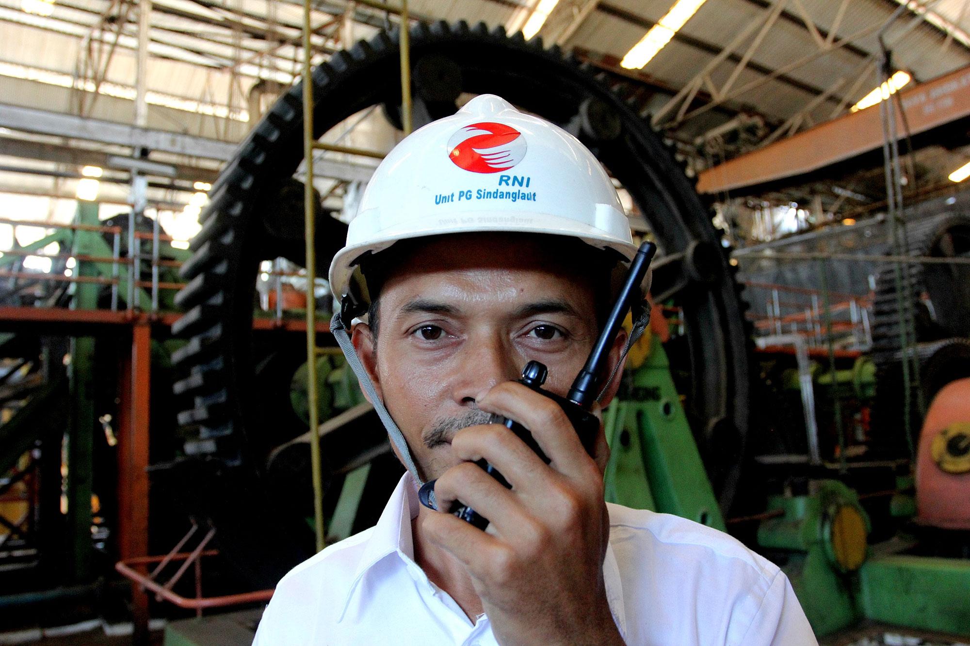 Aktifitas pekerja pabrik gula Sindanglaut berkapasitas giling 12.000 ton cane per day (TCD), di Cirebon, Jawa Barat, (16/10). Secara korporasi PG Rajawali II sampai dengan saat ini sudah memproduksi hampir sekitar 90.000 ton gula, naik 16 persen dibanding