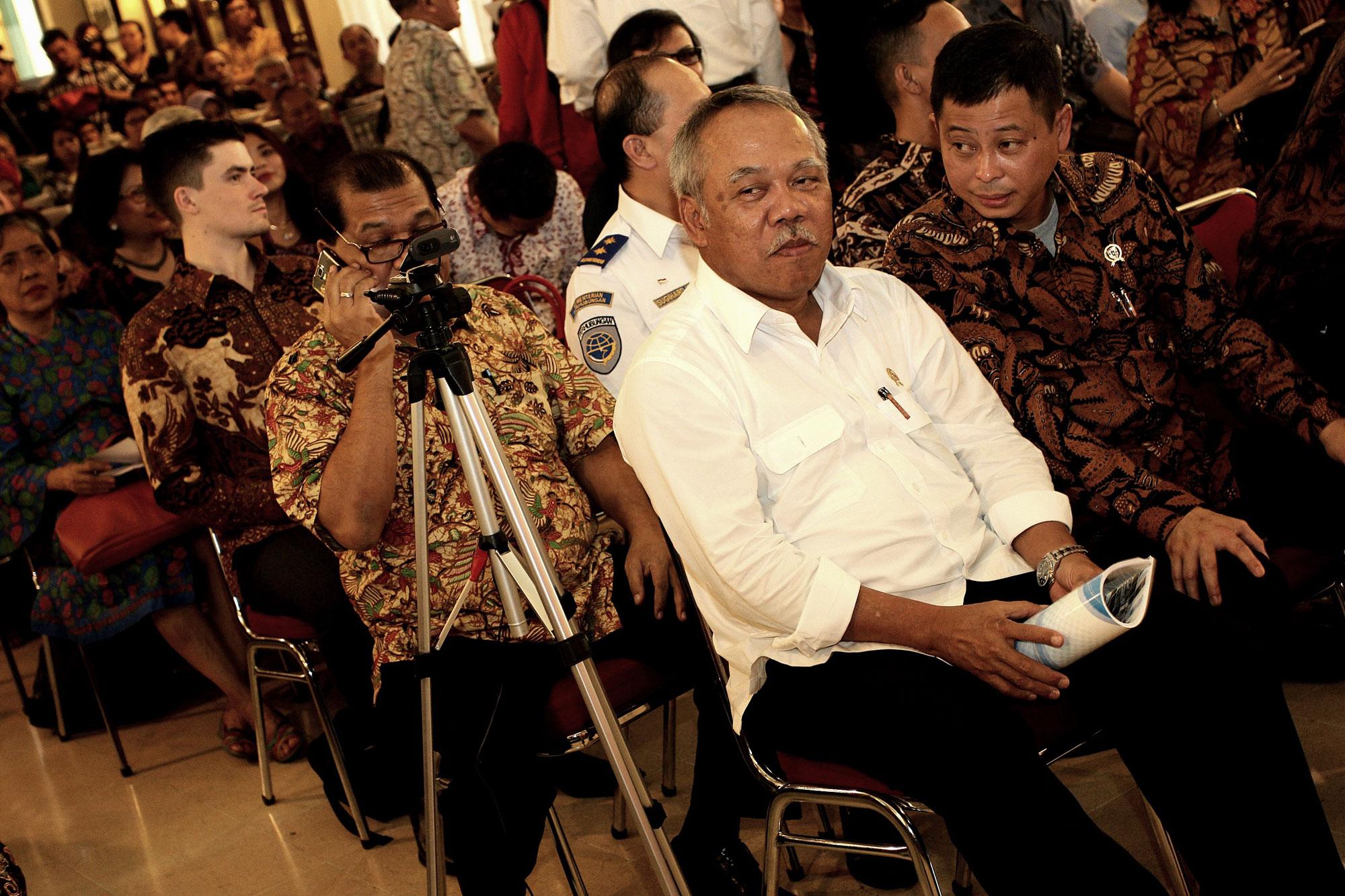 Menteri PUPR, Basuki Hadimoeljono dan Menteri Perhuhubungan, Ignasius Jonan saat sebelum presentasikan kinerja kementerian pada acara Rembuk Nasional Satu Tahun Pemerintahan Jokowi di Jakarta