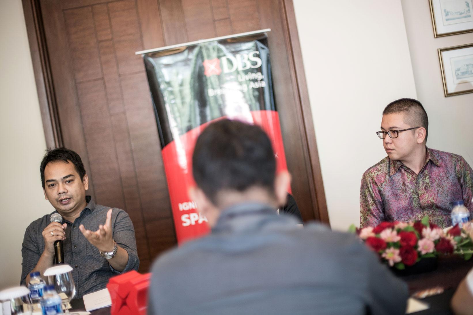 Managing Director KATADATA Ade Wahyudi (kiri) ditemani ekonom DBS Gundy Cahyadi memberikan keterangan pers mengenai kompetisi DBS Young Economist Stand Up bagi mahasiswa tingkat Sarjana (S1) kerjasama antara Bank DBS dengan Katadata di Jakarta, Selasa (27/10). Kompetisi DBS Young Economist Stand Up terbuka bagi mahasiswa seluruh Indonesia yang memiliki opini, pandangan, dan solusi tentang perekonomian Indonesia maupun Asia.