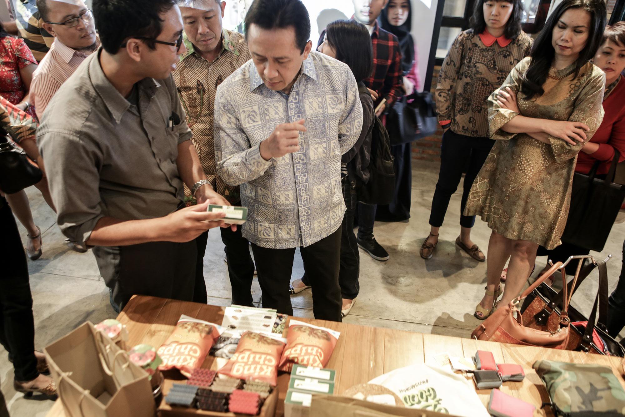 Ketua Badan Ekonomi Kreatif (BEKRAF), Triawan Munaf meninjau beberapa jenis produk Usaha Kecil dan Menengah (UKM) yang ikut ambil bagian dalam program bazar online #BelidanPeduli kerjasama Bank DBS dan Bukalapak di Jakarta, Selasa (3/11).