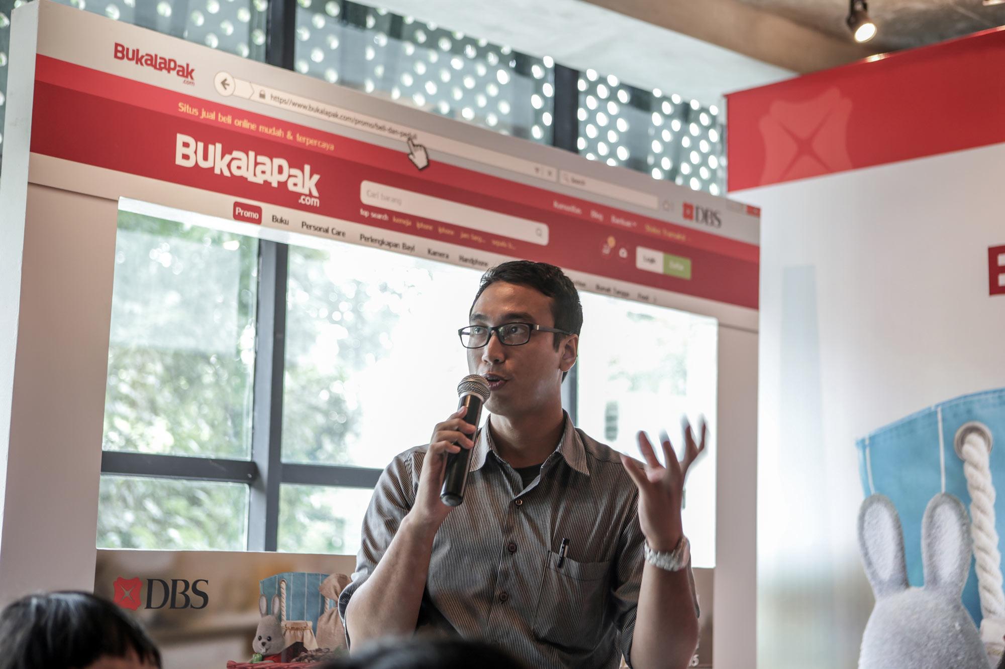 Perwakilan dari pemilik Usaha Kecil dan Menengah (UKM) yang ikut serta dalam program wisausaha sosial Usaha Kecil dan Menengah (UKM) berbagi cerita dalam program bazar online #BelidanPeduli kerjasama Bank DBS dan Bukalapak di Jakarta, Selasa (3/11).