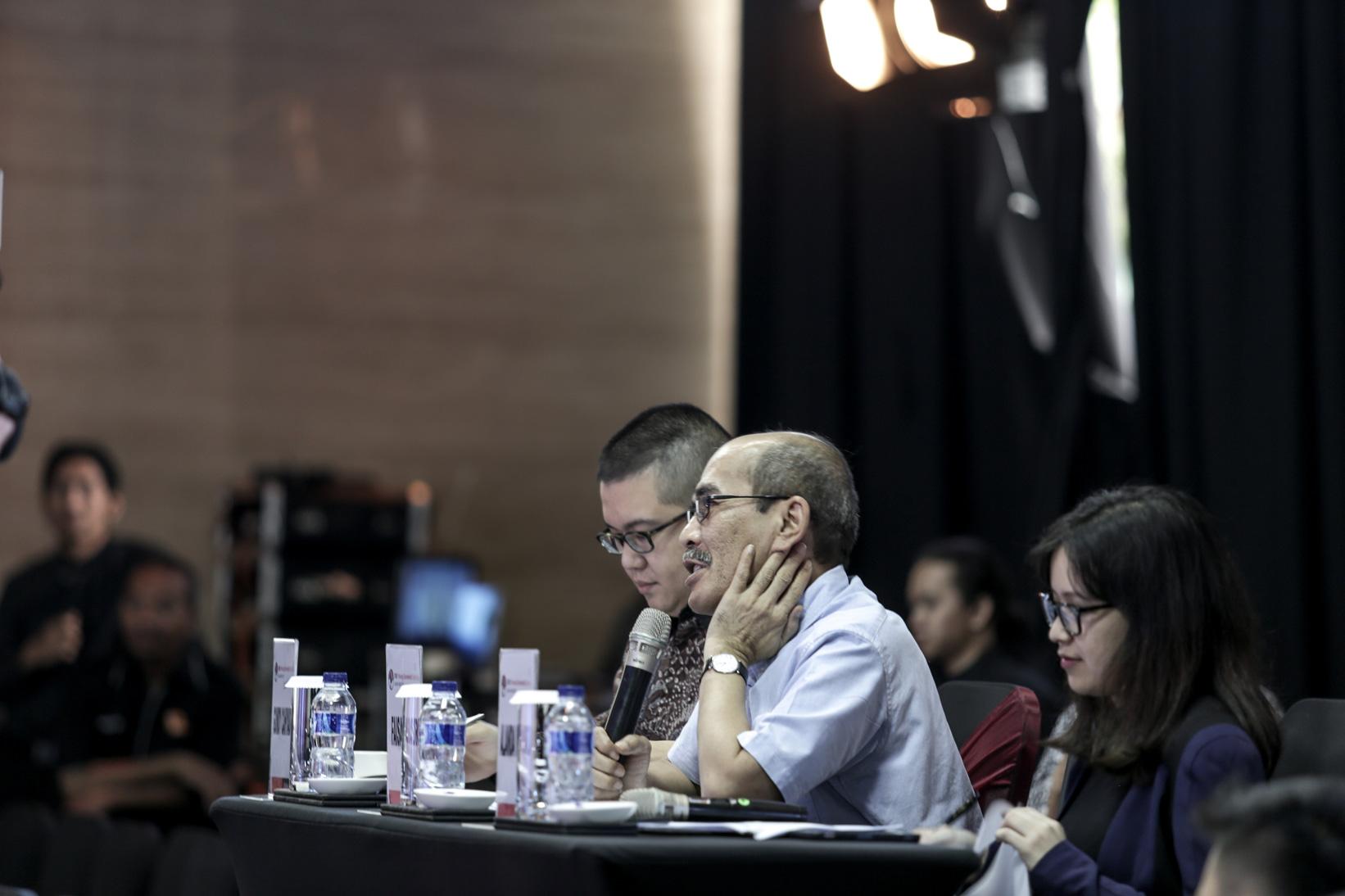 Juri DBS Young Economist Stand-Up terdiri dari Faisal Basri, Alanda Kaliza dan Gundy Cahyadi menyimak paparan para finalis DBS Young Economist Stand-Up yang diadakan oleh Bank DBS bekerja sama dengan Katadata di Jakarta, Senin (23/11).