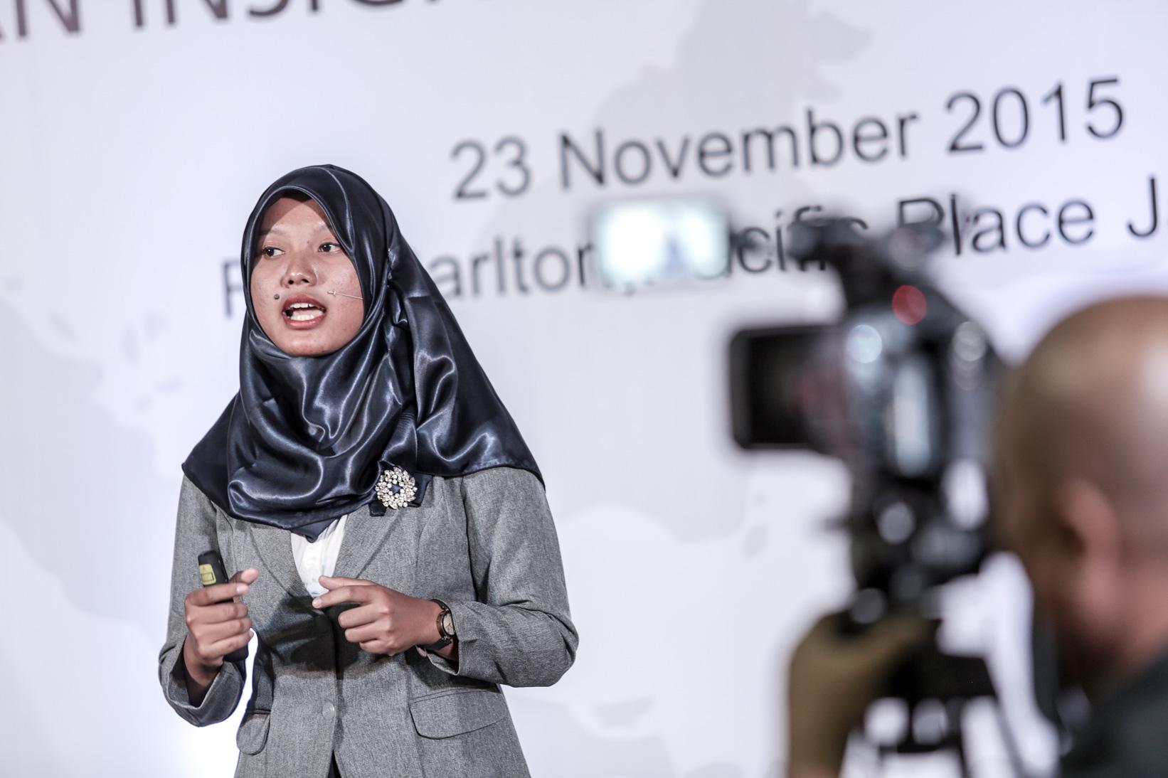 Peserta DBS Young Economist Stand-Up Dewanti Cahyaningsih Univ. Negeri Sebelas Maret, Solo mempresentasikan paparannya di hadapan juri yang terdiri dari Faisal Basri, Alanda Kaliza dan Gundy Cahyadi yang diadakan oleh Bank DBS bekerja sama dengan Katadata di Jakarta, Senin (23/11).