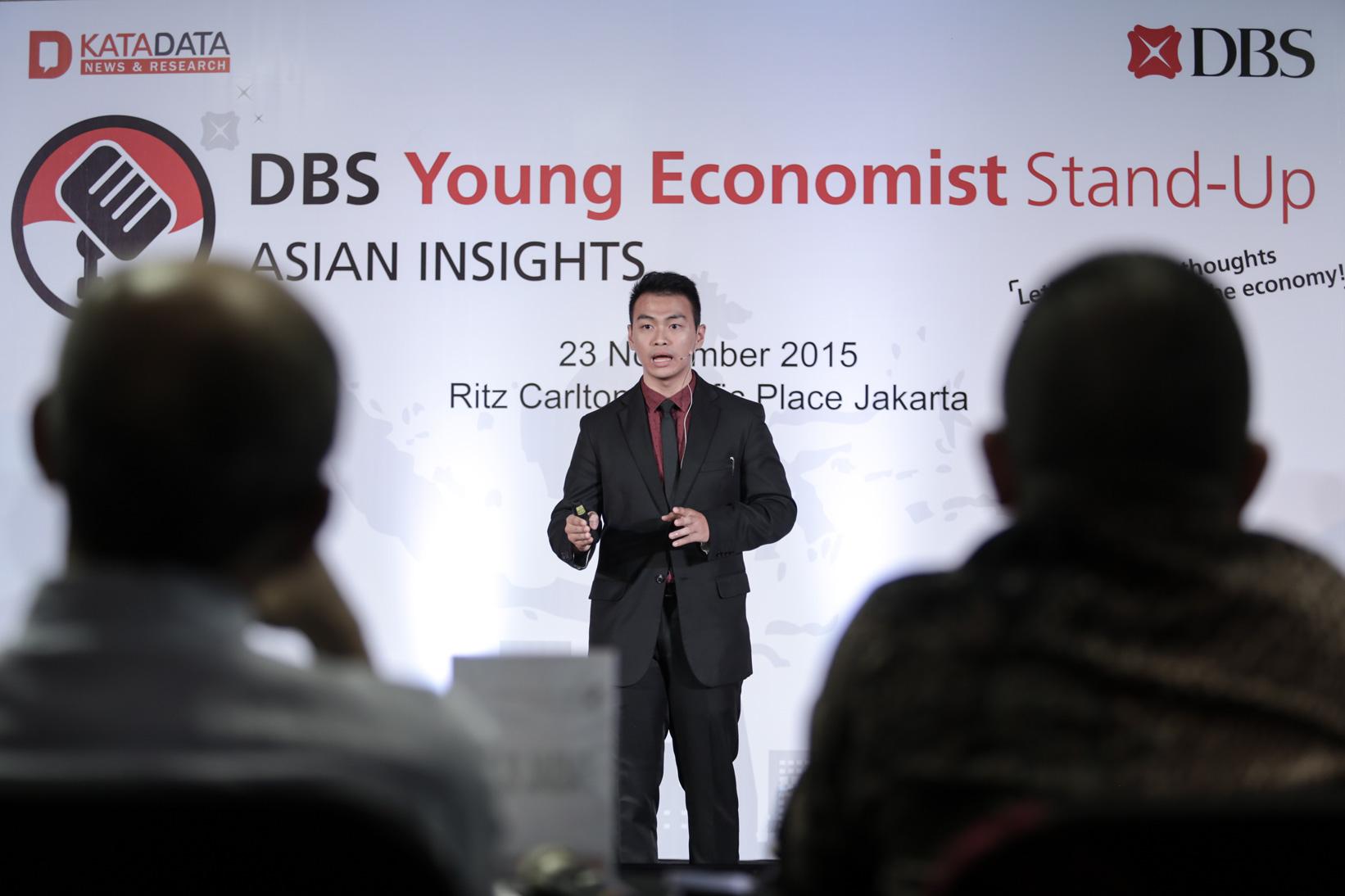 Peserta DBS Young Economist Stand-Up Matthew ErwinUniv. Parahyangan, Bandung mempresentasikan paparannya di hadapan juri yang terdiri dari Faisal Basri, Alanda Kaliza dan Gundy Cahyadi yang diadakan oleh Bank DBS bekerja sama dengan Katadata di Jakarta, Senin (23/11).