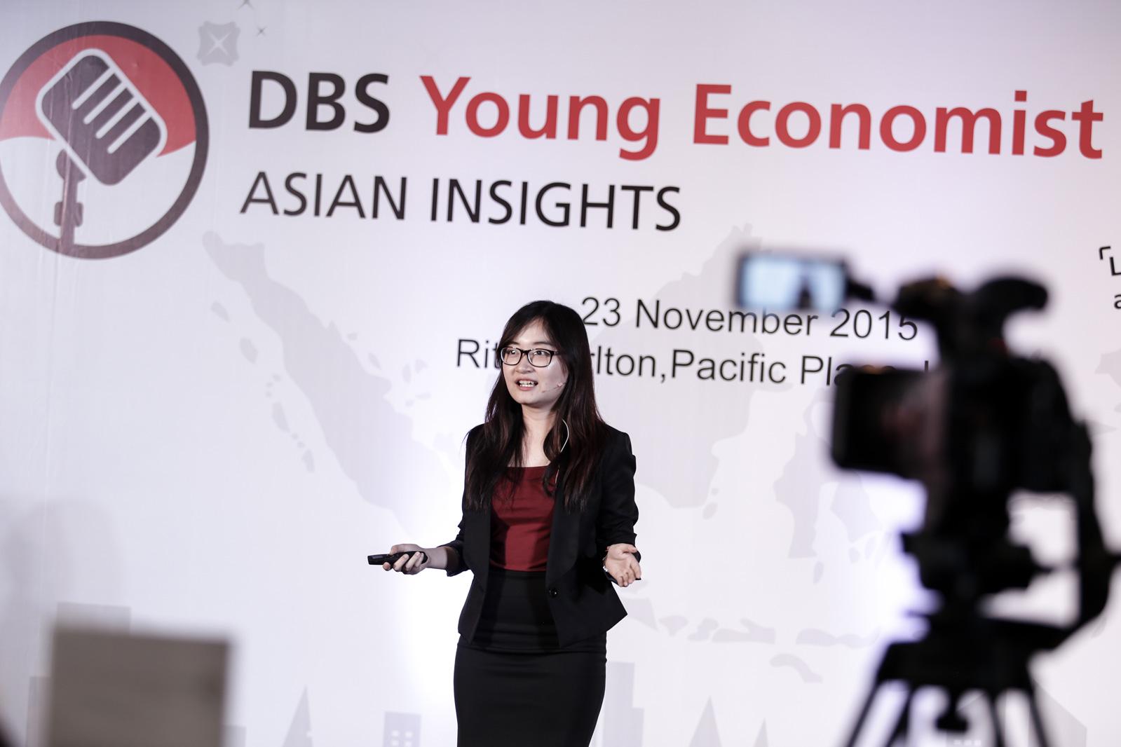 Peserta DBS Young Economist Stand-Up Claristy Univ. Indonesia, Depok mempresentasikan paparannya di hadapan juri yang terdiri dari Faisal Basri, Alanda Kaliza dan Gundy Cahyadi yang diadakan oleh Bank DBS bekerja sama dengan Katadata di Jakarta, Senin (23/11).