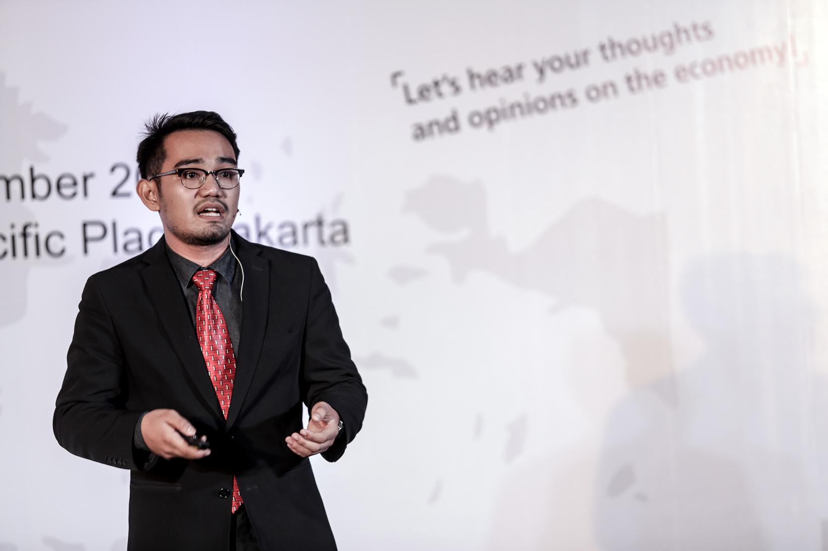 Peserta DBS Young Economist Stand-Up Irman Faiz Univ. Indonesia, Depok mempresentasikan paparannya di hadapan juri yang terdiri dari Faisal Basri, Alanda Kaliza dan Gundy Cahyadi yang diadakan oleh Bank DBS bekerja sama dengan Katadata di Jakarta, Senin (23/11).