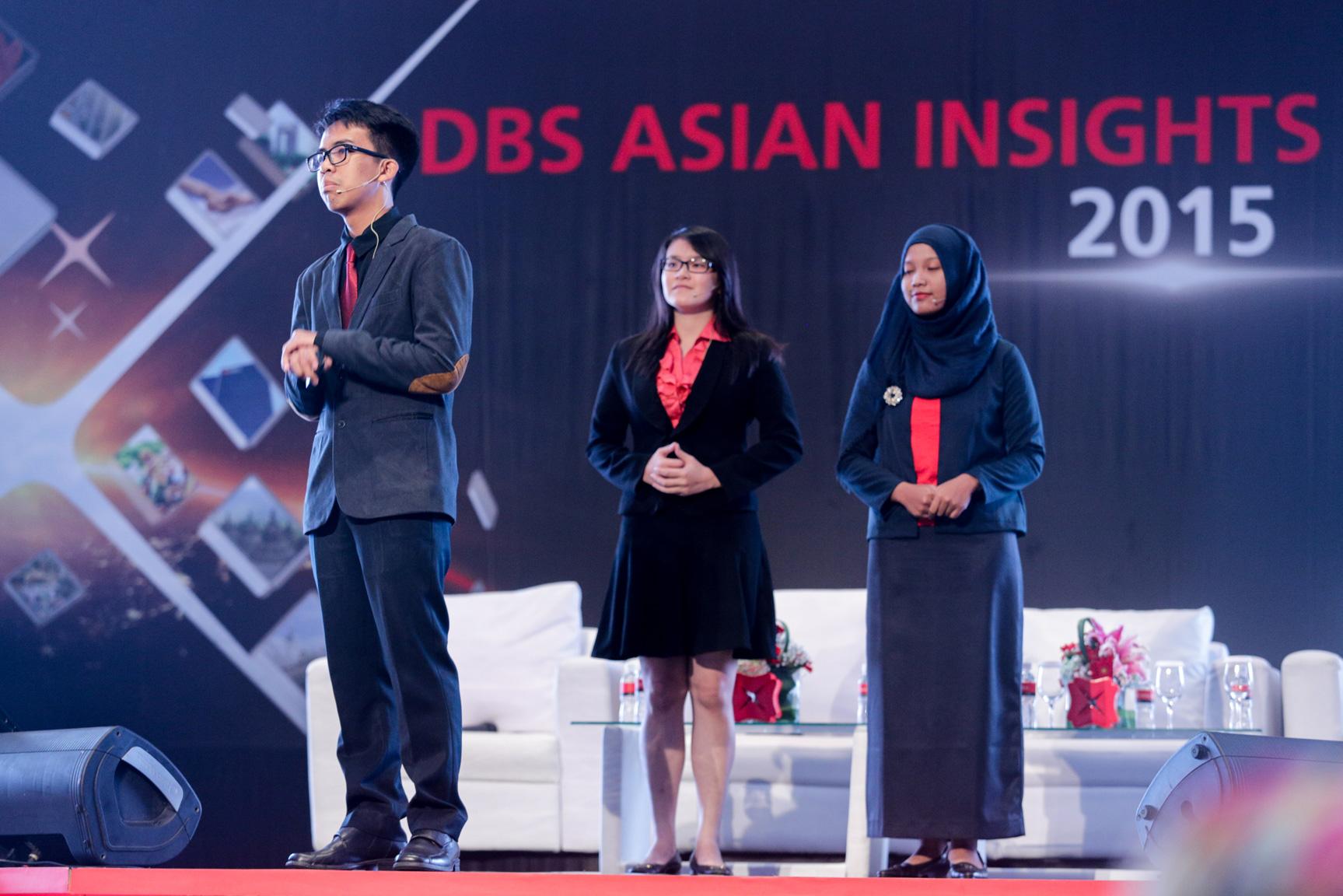 \nAkbar Syahid dari Institute Teknologi Bandung, juara ke 3 DBS Young Economist Stand-Up beraksi di hadapan peserta DBS Asian Insight Conference 2015 di Jakarta.