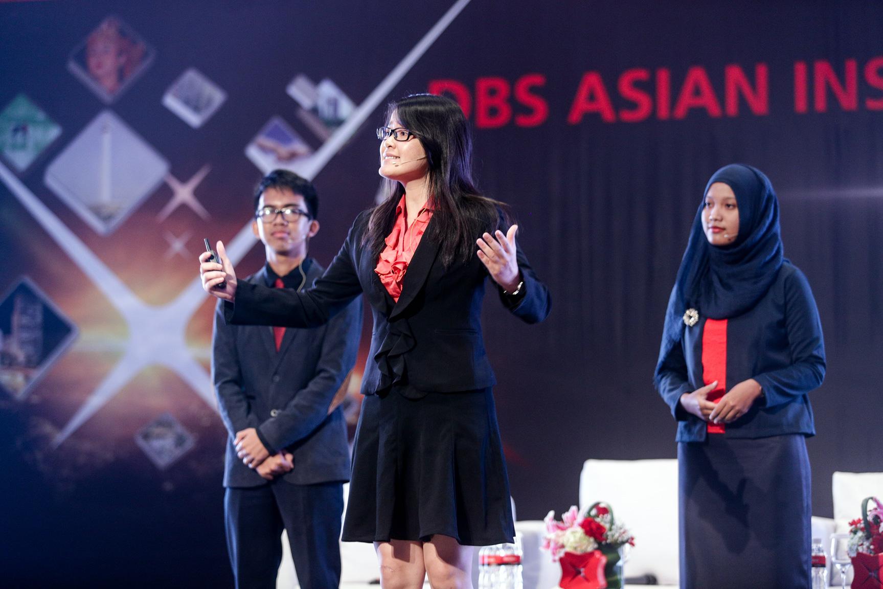 \nFelicia Putri Tjiasaka dari Univ. President, Jakarta, juara 2 DBS Young Economist Stand-Up beraksi di hadapan peserta DBS Asian Insight Conference 2015 di Jakarta.