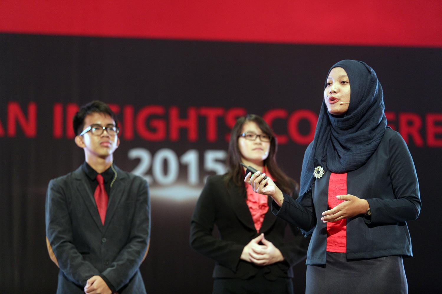 Dewanti Cahyaningsih dari Univ. Negeri Sebelas Maret, Solo, sebagai juara 1 DBS Young Economist Stand-Up beraksi di hadapan peserta DBS Asian Insight Conference 2015 di Jakarta.