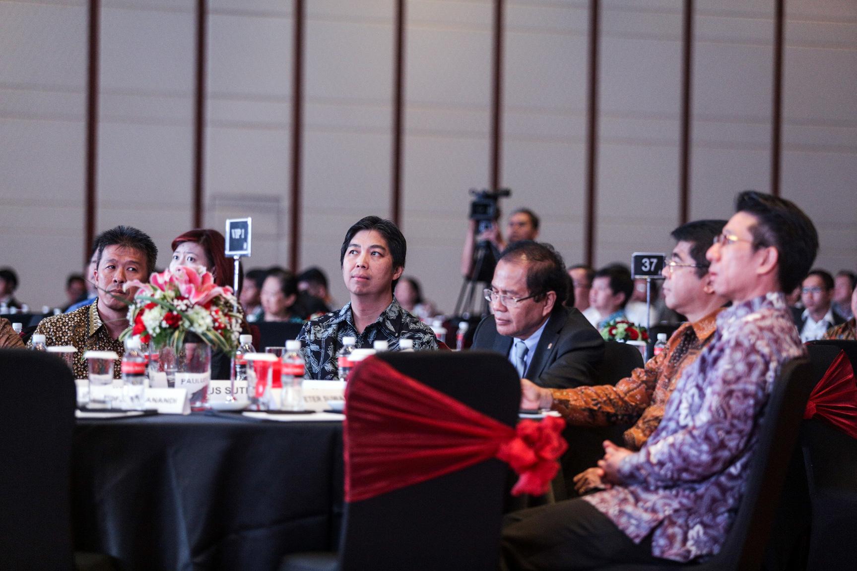 Ketua BKPM Franky Sibarani, Menteri Koordinator Bidang Kemaritiman dan Sumber Daya, Rizal Ramli serta Presiden Direktur DBS Indonesia Paulus Sutisna dalam acara DBS Asian Insight Conference 2015 di Jakarta.
