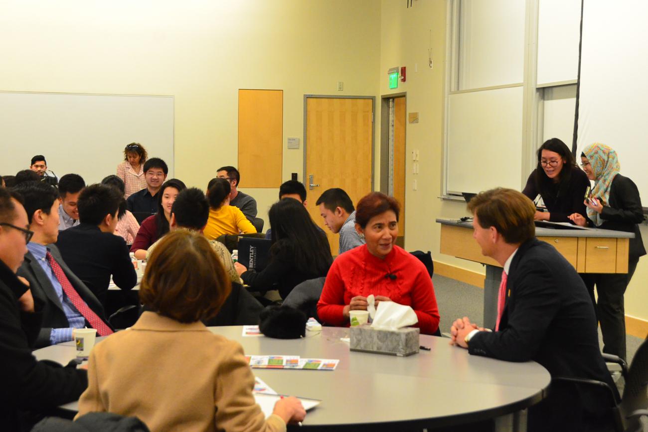 Menteri Kelautan dan Perikanan Susi Pudjiastuti berbincang dengan Academic Director di MIT Sloan School of Management, Massachusetts Institute of Technology (MIT), Boston, Amerika Serikat, Senin (7/3).