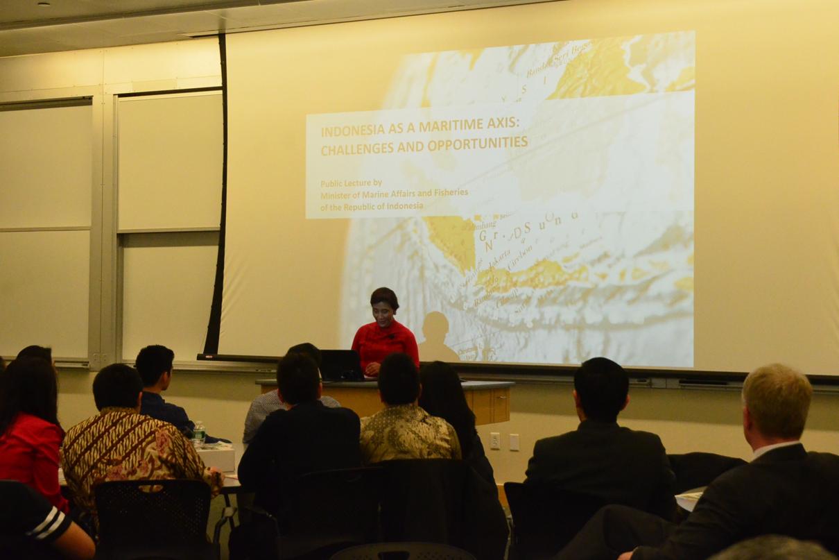 Di hadapan mahasiswa MIT Sloan School of Management, Massachusetts Institute of Technology (MIT), Susi menguraikan berbagai kebijakan pemerintah Indonesia dalam memerangi praktek illegal fishing.