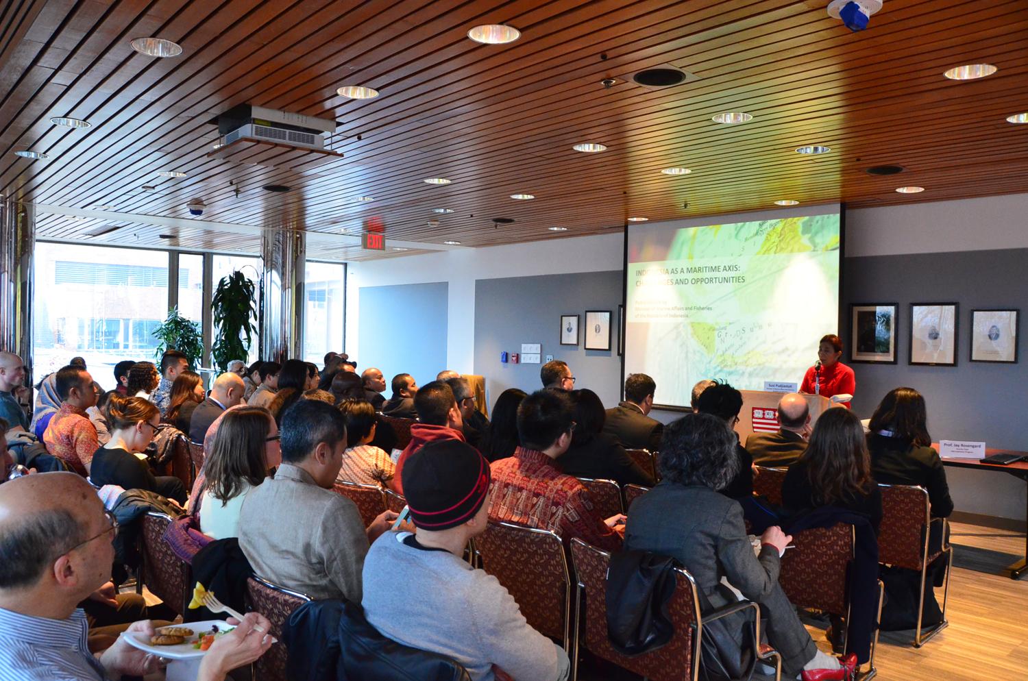 Menteri Kelautan dan Perikanan Susi Pudjiastuti memberikan kuliah umum bertajuk ?Lunch Talk : Indonesia As Maritime Axis? di Kampus Harvard Kennedy School of Government, Universitas Harvard, Boston, Amerika Serikat, Senin (7/3).