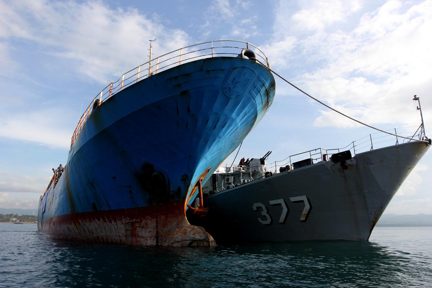Kapal KRI Susanto 377, ketika bersandar berdekatan dengan kapal FV Viking, milik buronan Interpol Norwegia di Perairan Tanjung Batu Mandi, Pangandaran, Jawa Barat, Senin, (14/03).