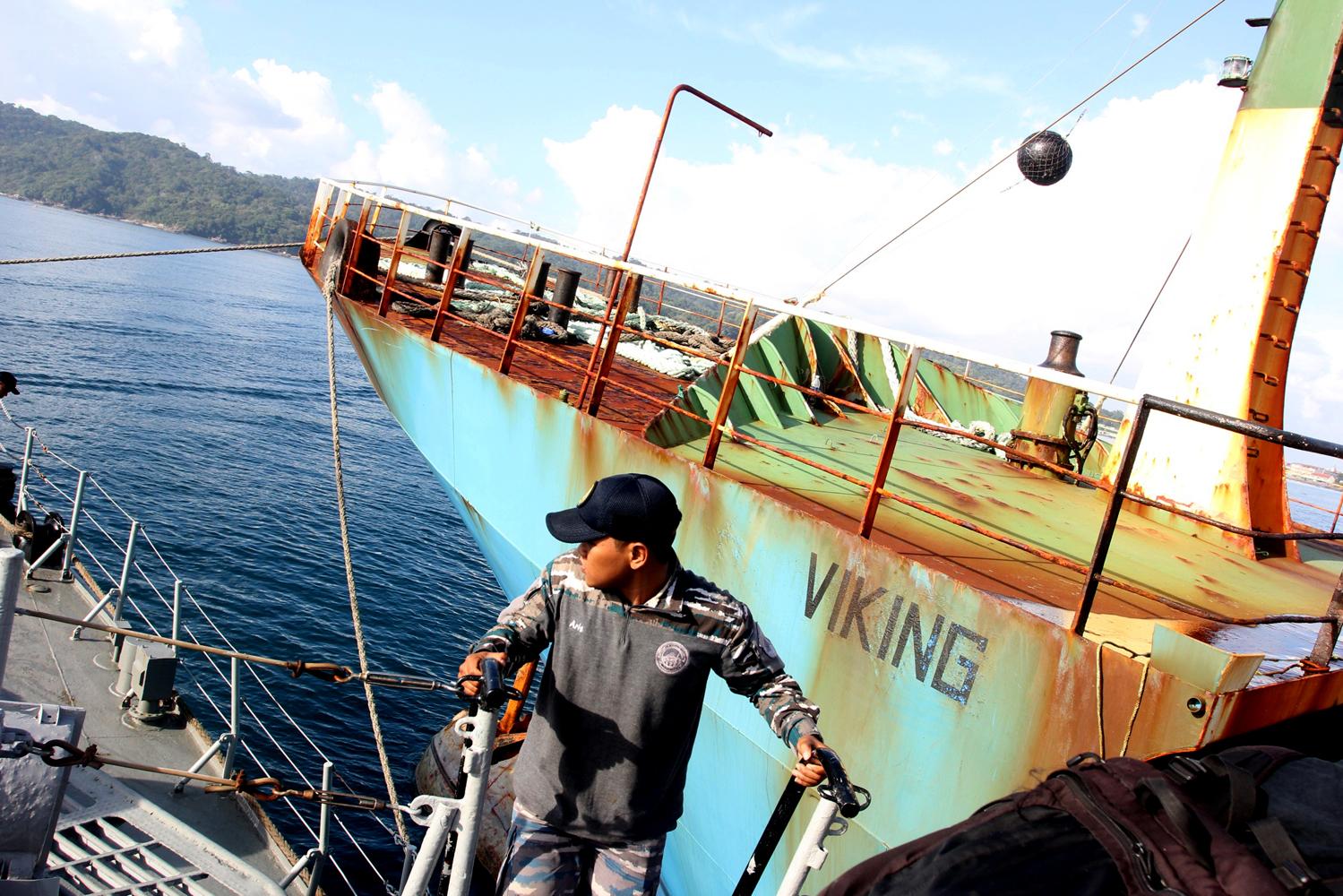 Personel TNI AL berjaga di sekitar kapal FV Viking yang akan di ledakan di Perairan Tanjung Batu Mandi, Pangandaran, Jawa Barat, Senin, (14/03).