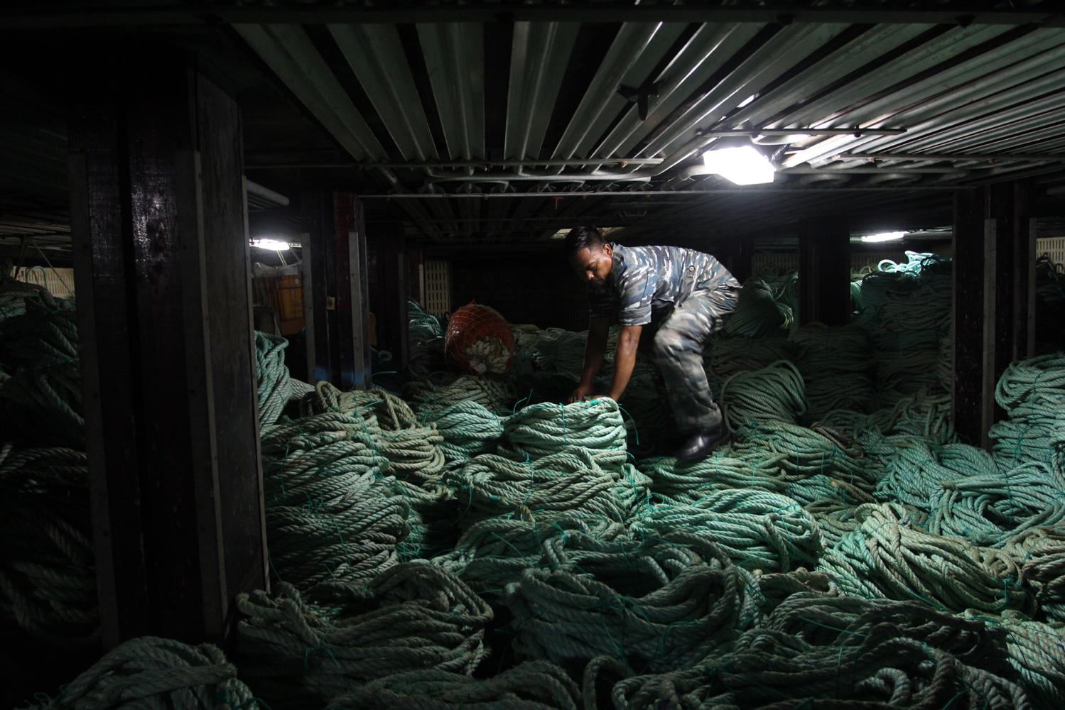 Personil TNI memeriksa bagian dalam kapal FV Viking sebelum ditenggelamkan. FV Viking ditangkap di Zona Ekonomi Eksklusif Indonesia, yakni 12,7 mil dari Tanjung Uban, Kabupaten Bintan, Provinsi Kepulauan Riau. 
