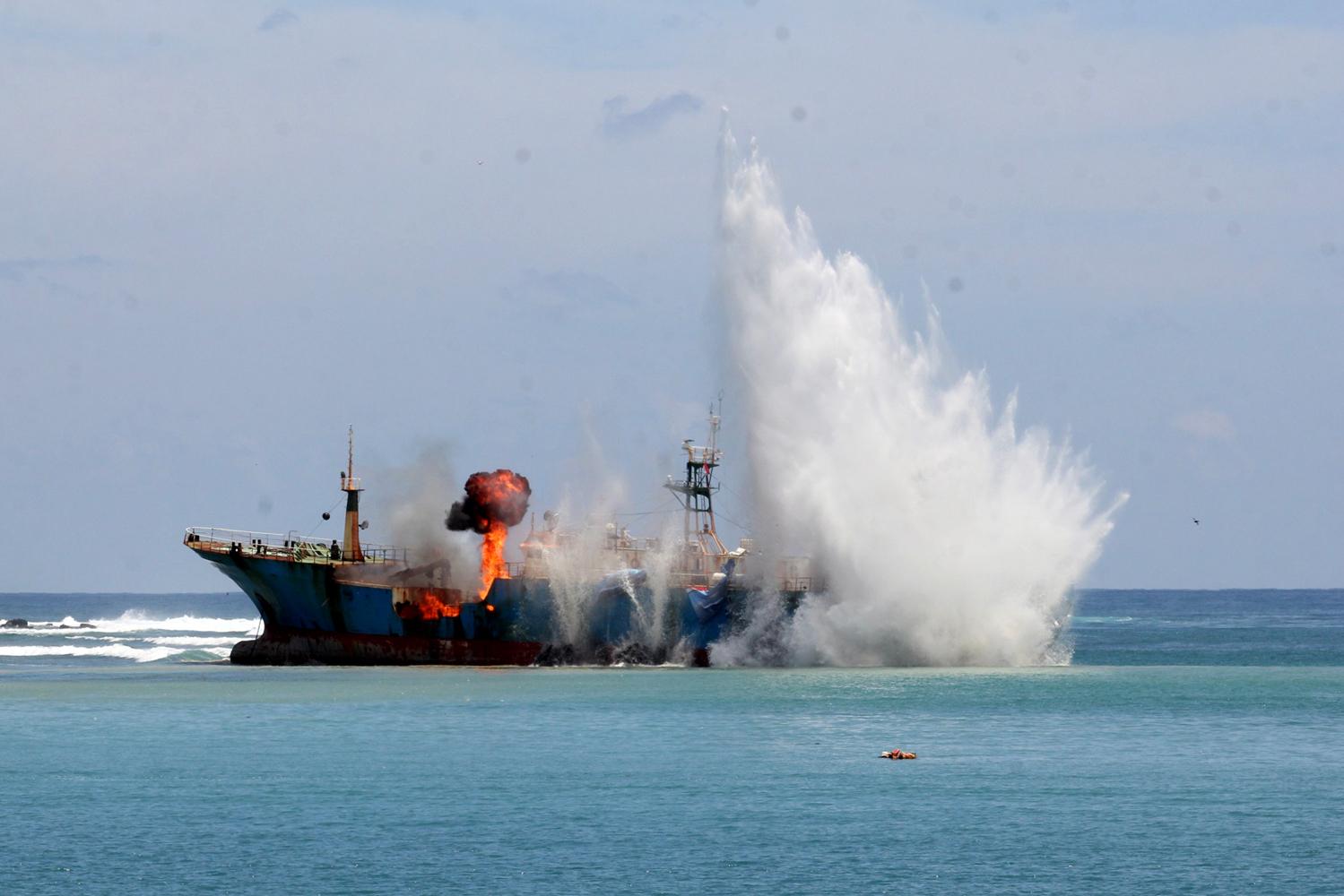 FV Viking, kapal penangkap ikan ilegal yang jadi buronan Interpol Norwegia, diledakkan di Perairan Tanjung Batu Mandi, Pangandaran, Jawa Barat, Senin (14/3).