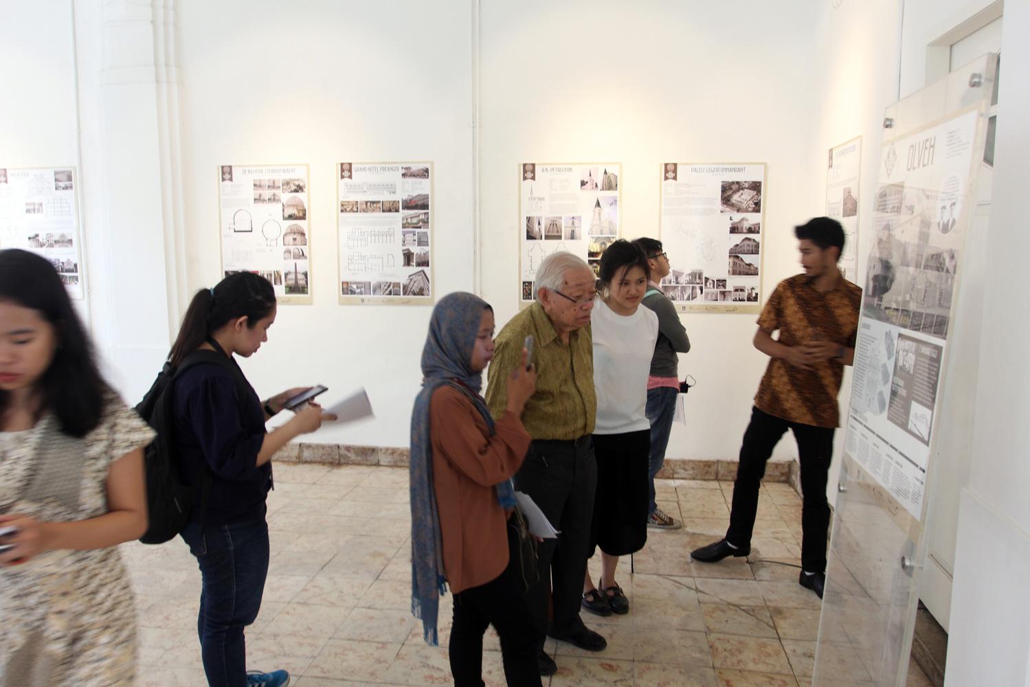 Pengunjung saat peresmian salah satu gedung Revitalisasi Kota Tua, Gedung OLVEH di Jakarta, Kamis, (17/03). 