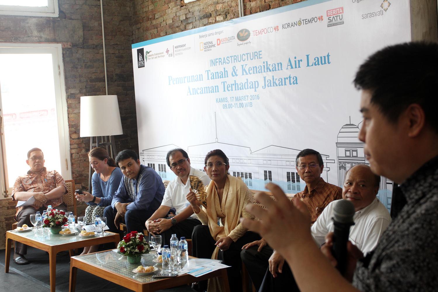 CEO JOTRC dan founder IRAI, Lin Che Wei, memberikan penjelasan mengenai gedung OLVEH saat acara diskusi infrastruktur dan peresmian salah satu gedung Revitalisasi Kota Tua, Gedung OLVEH di Jakarta, Kamis, (17/03).