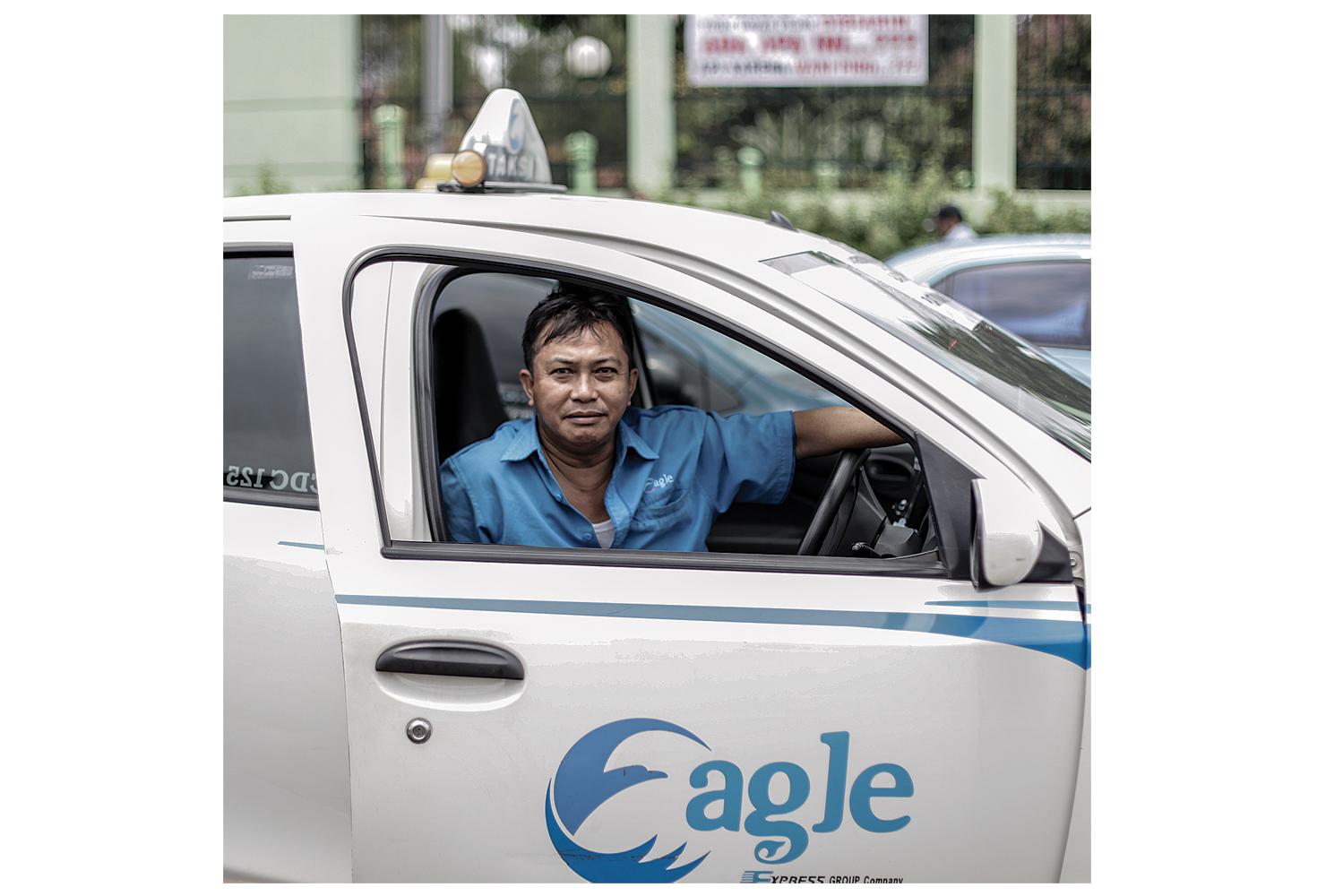 Van Sianto sudah 20 tahun menjadi sopir taksi di Jakarta.