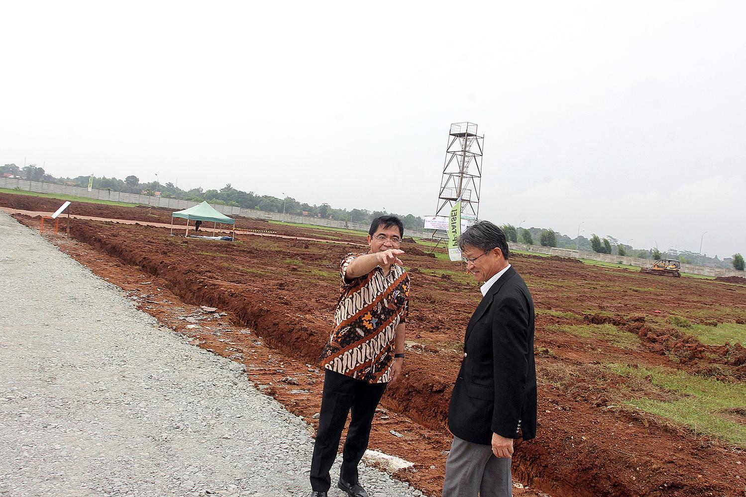 Kepala BKPM Franky Sibarani meninjau dua lokasi pembangunan kawasan industri di Bekasi, Jawa Barat, Kamis (31/3). Yaitu Delta Silicon 8 dan Fajar Industrial Estate. Franky sekaligus melihat realisasi penyederhanaan perizinan investasi di daerah.