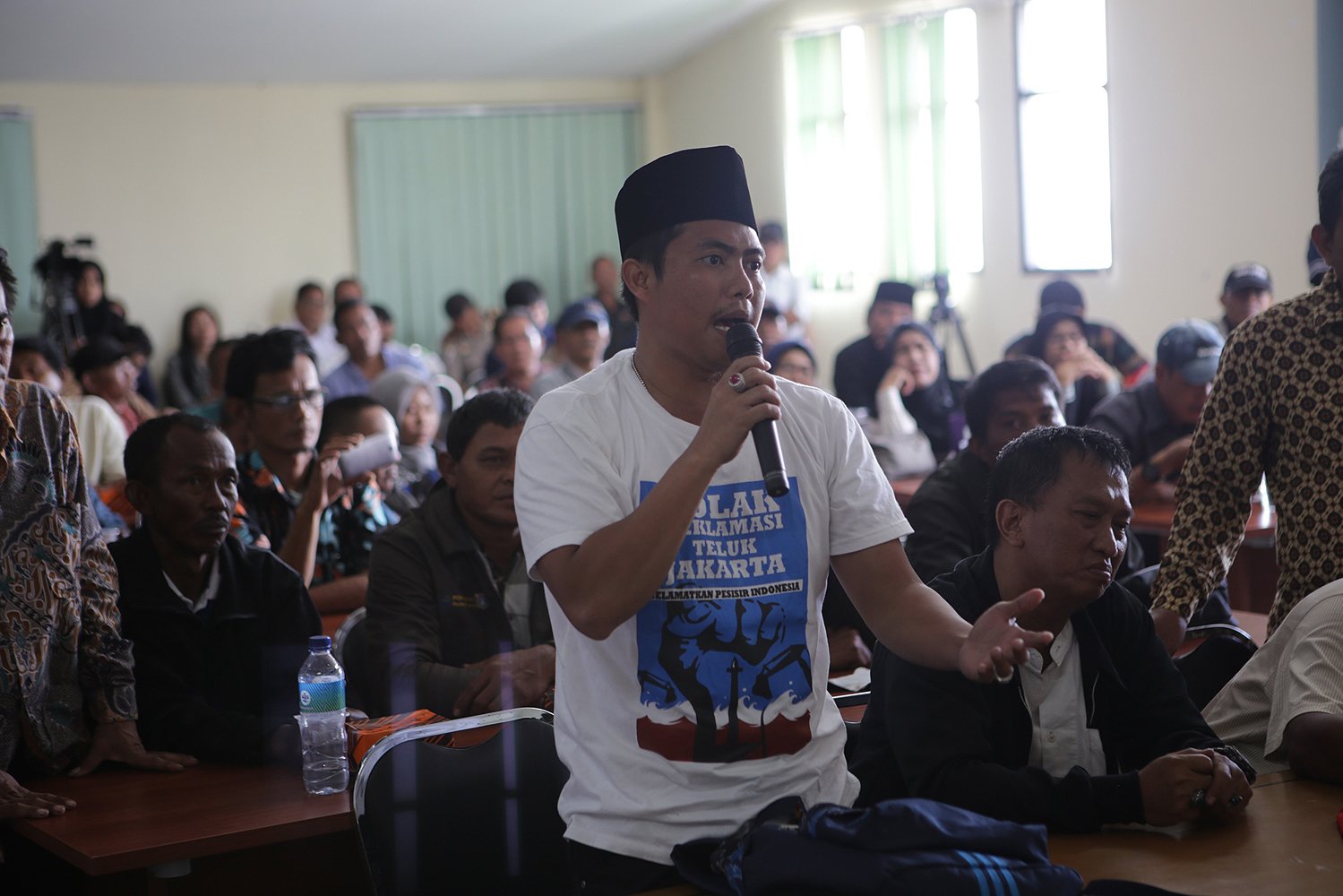 Seorang nelayan asal Muara Angke yang terkena dampak proyek reklamasi, tengah berdialog dengan sejumlah menteri dan Gubernur DKI Jakarta.