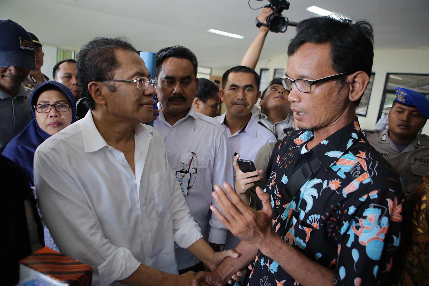 Menteri Kordinator Bidang Kemaritiman Rizal Ramli sedang berdialog dengan seorang nelayan asal Muara Angke, yang terkena dampak proyek reklamasi Teluk Jakarta.