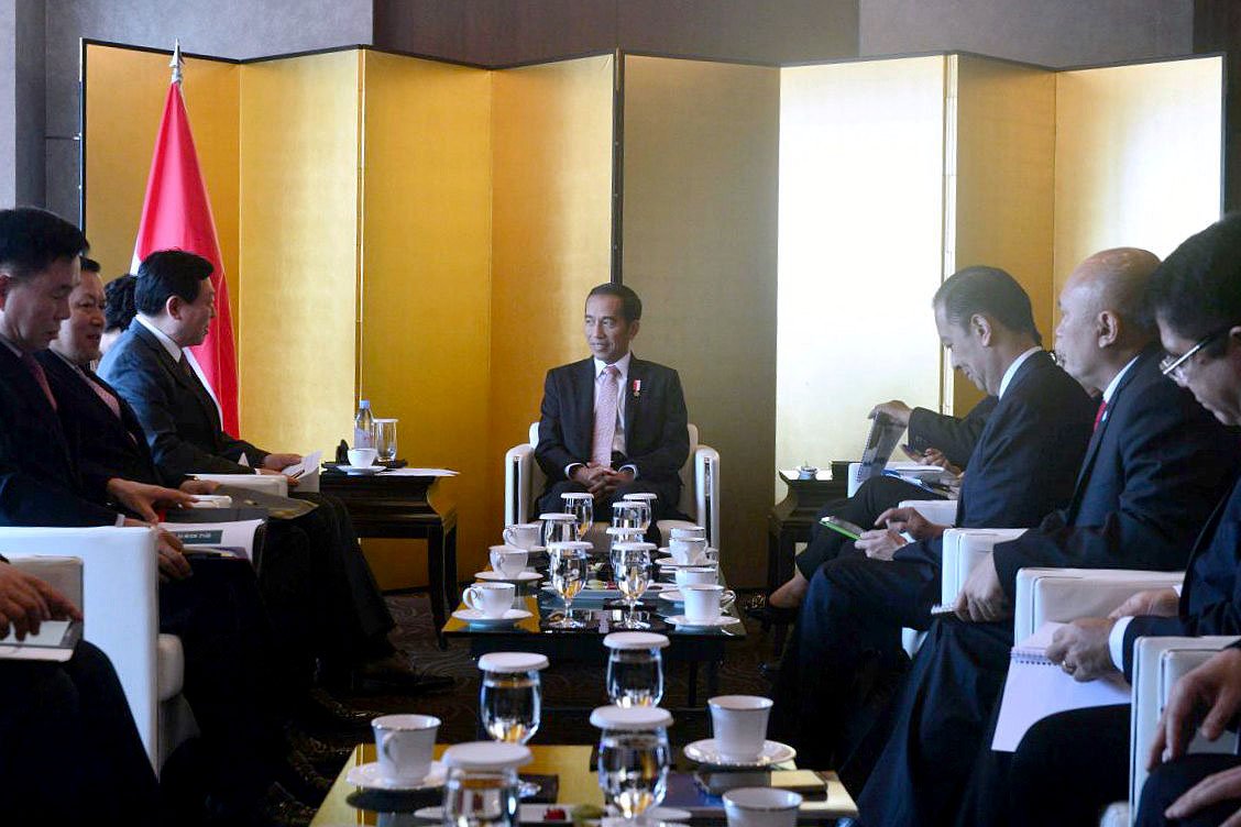 Dalam lawatannya ke Korea, Presiden bertemu dengan pendiri Lotte Group Shin Kyuk-Ho serta CEO Lotte Group Shin Dong-bin. Selain itu, Presiden bertemu dengan CEO POSCO, Kwon Ohjoon. Pertemuan-pertemuan itu membahas rencana dan perkembangan investasi Korea di Indonesia. 