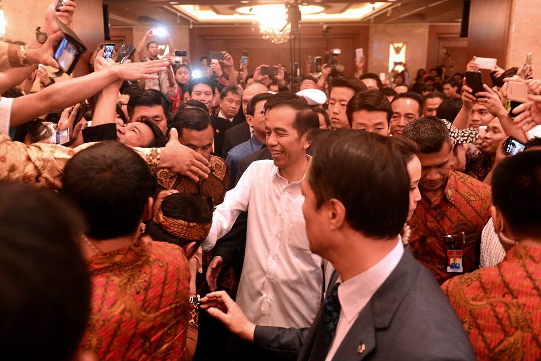 Presiden menyalami peserta pertemuan diaspora dan warga negara Indonesia di Korea Selatan. Pertemuan ini dihadiri sekitar 1.300 WNI, yang terdiri dari 1.080 TKI, 250 mahasiswa dan pelajar, serta 20 WNI yang menikah dengan warga Korea.