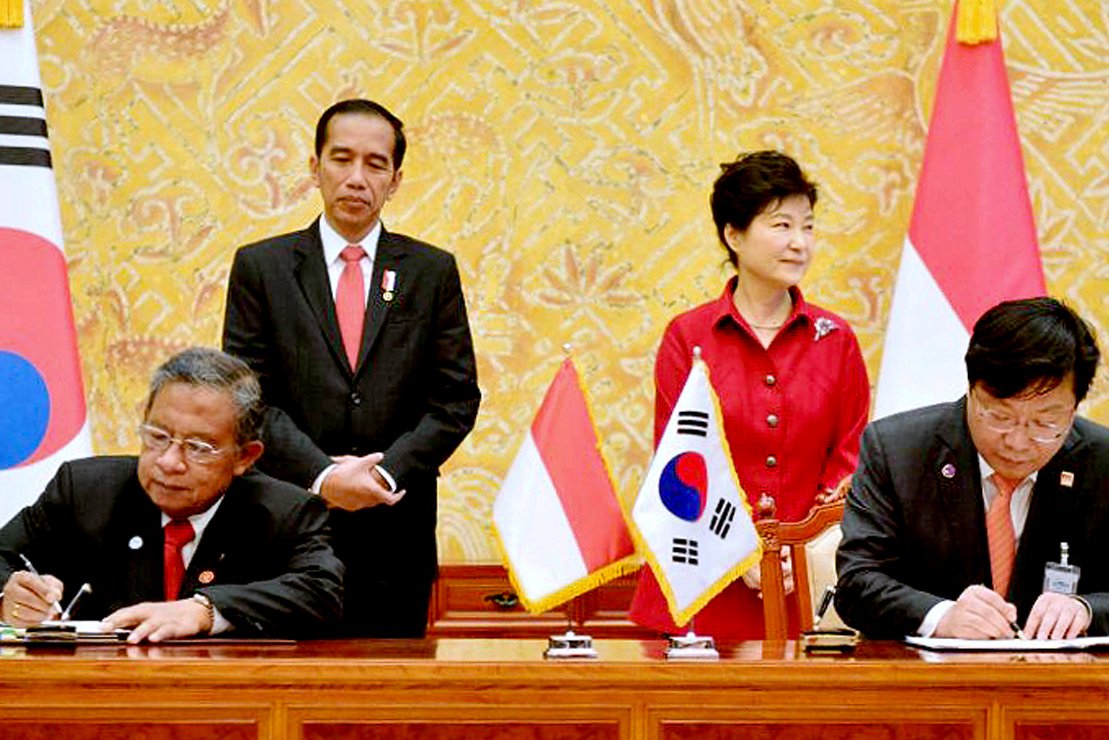 Presiden Joko Widodo (Jokowi) dan Presiden Korea Selatan Park Geun-hye menyaksikan acara penandatanganan kerjasama di antara kedua negara.