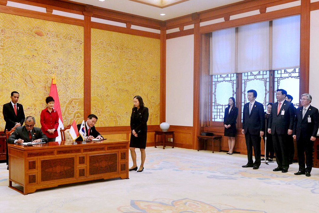 Presiden Joko Widodo (Jokowi) dan Presiden Korea Selatan Park Geun-hye menyaksikan acara penandatanganan kerjasama di antara kedua negara. 