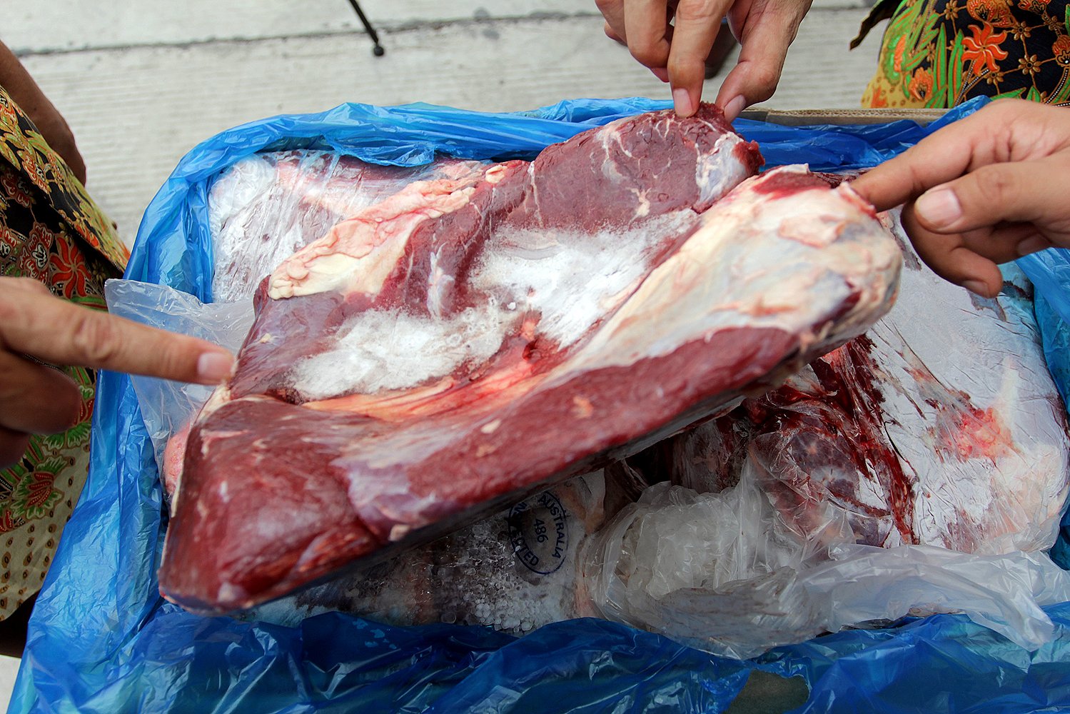 Daging beku sapi yang diimpor Bulog dari Australia dijual seharga Rp 80 ribu per kilogram.