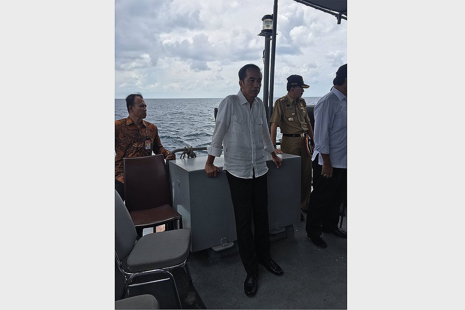 Presiden di atas KRI Imam Bonjol 383 saat berlayar di perairan Natuna, Kepulauan Riau, Kamis (23/6).