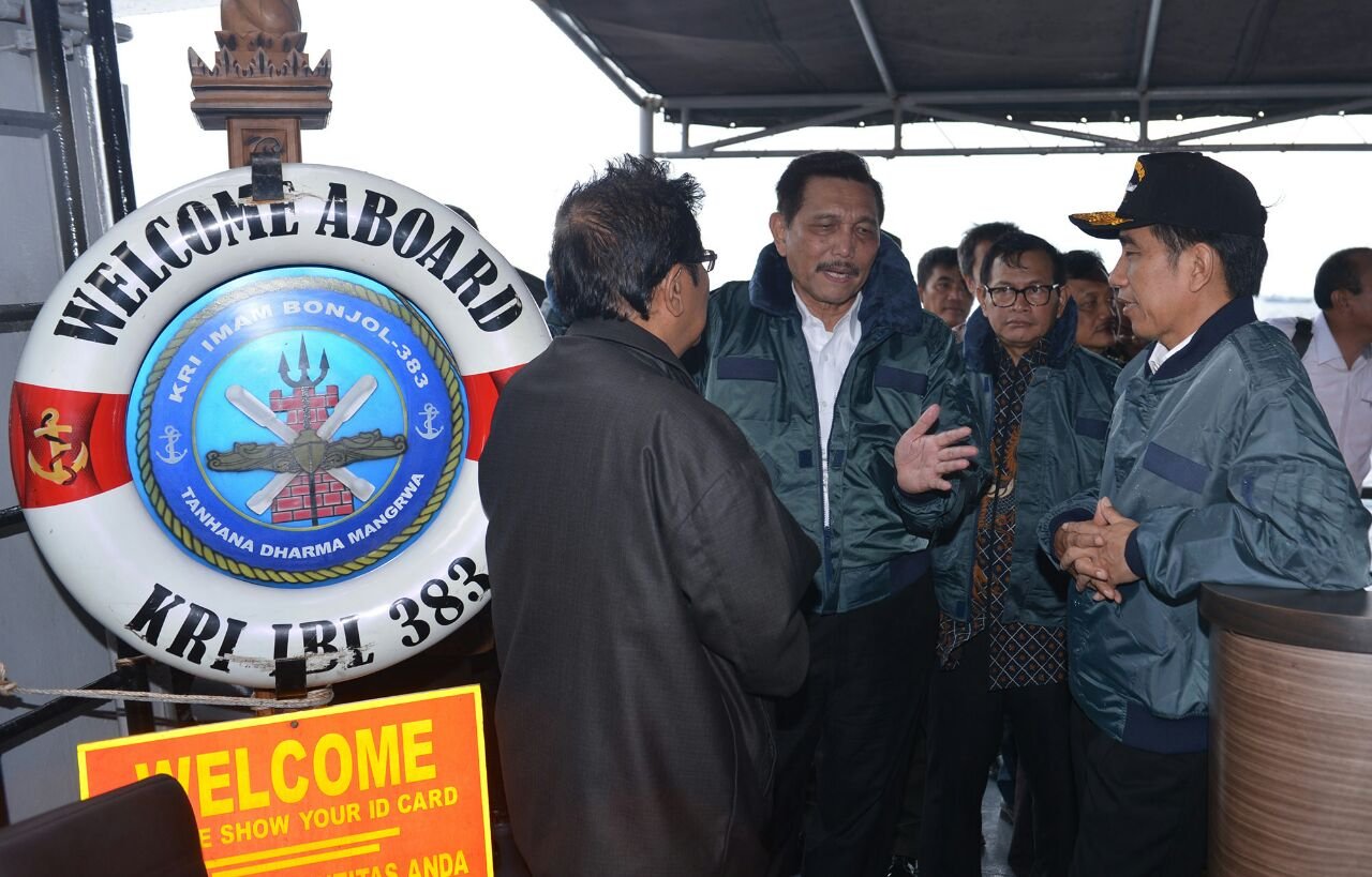 Presiden Joko Widodo berdiskusi dengan Menko Polhukam Luhut Panjaitan dan Sekretaris Kabinet Pramono Anung di atas KRI Imam Bonjol 383, yang berlayar di perairan Natuna, Kepulauan Riau, Kamis (23/6).