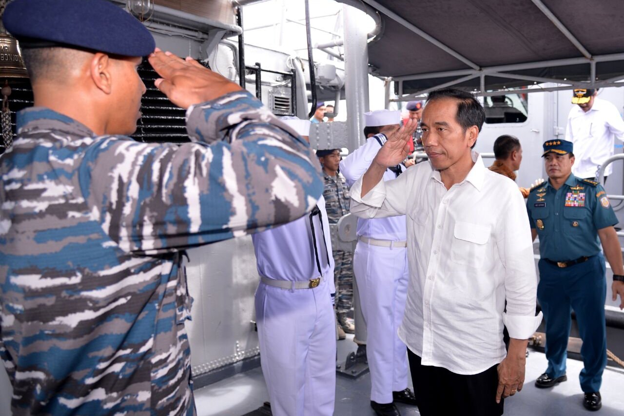 Presiden Joko Widodo (ketiga kanan) menemui para prajurit TNI AL yang bertugas di KRI Imam Bonjol 383, saat berlayar di perairan Natuna, Kepulauan Riau, Kamis (23/6).
