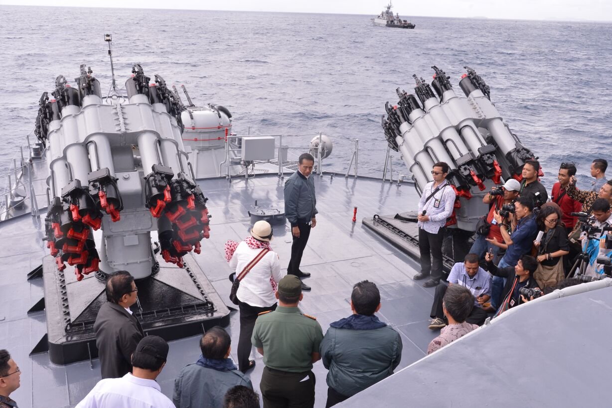 Presiden Joko Widodo (tengah) berada di anjungan KRI Imam Bonjol 383, yang berlayar di perairan Natuna, Kepulauan Riau, Kamis (23/6).