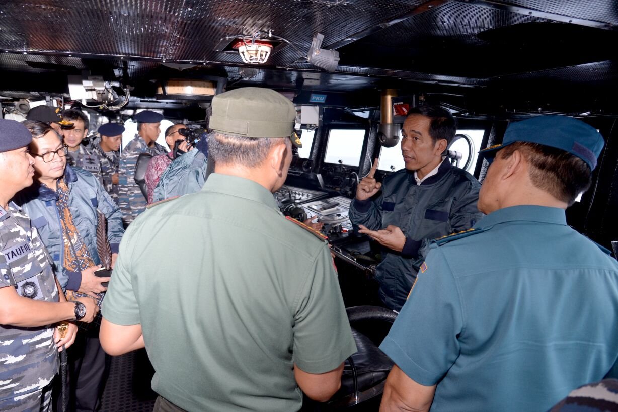 Presiden Joko Widodo memberikan arahan kepada prajurit TNI AL saat meninjau KRI Imam Bonjol 383, yang tengah berlayar di perairan Natuna, Kepulauan Riau, Kamis (23/6).