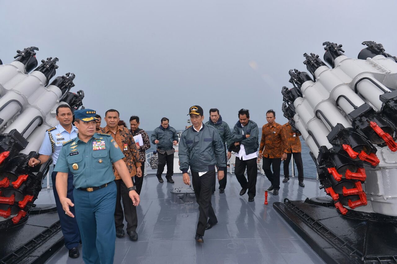 Presiden Joko Widodo bersama Panglima TNI Jenderal TNI Gatot Nurmantyo meninjau KRI Imam Bonjol 383, seusai memimpin rapat rapat terbatas tentang keamanan Laut Natuna, yang berlayar di perairan Natuna, Kepulauan Riau, Kamis (23/6).