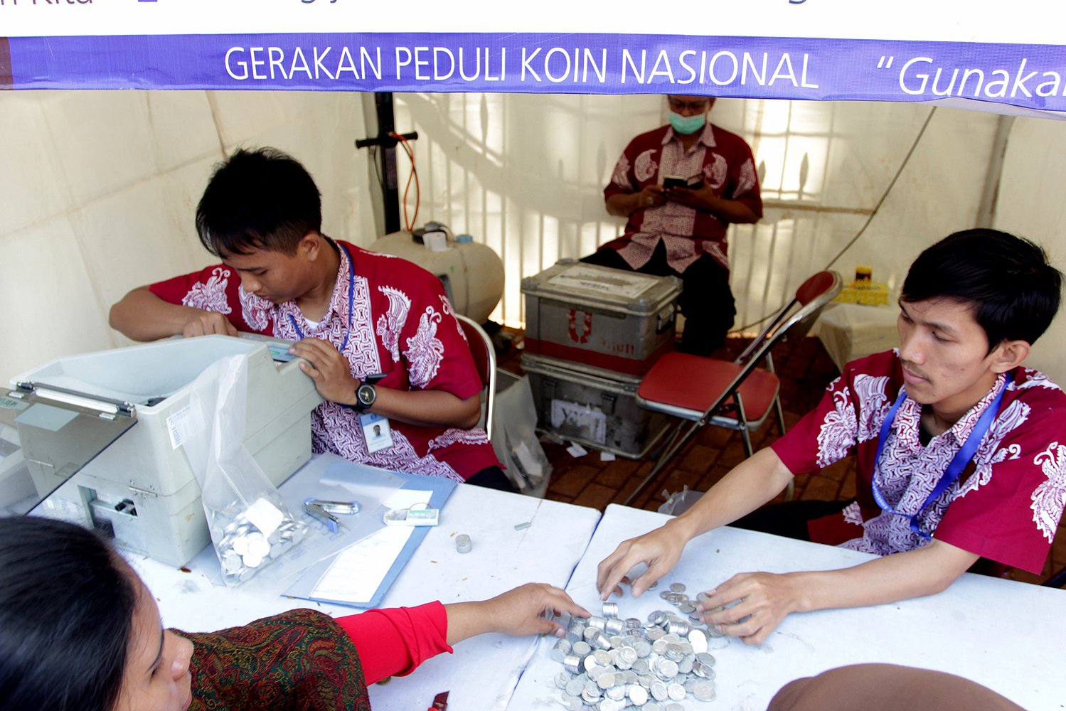 Bank Indonesia mengajak seluruh masyarakat peduli uang koin dengan menyelenggarakan Gerakan Peduli Koin pada, 25 - 26 Juni 2016, di Lapangan Lenggang IRTI Monas, Jakarta.
