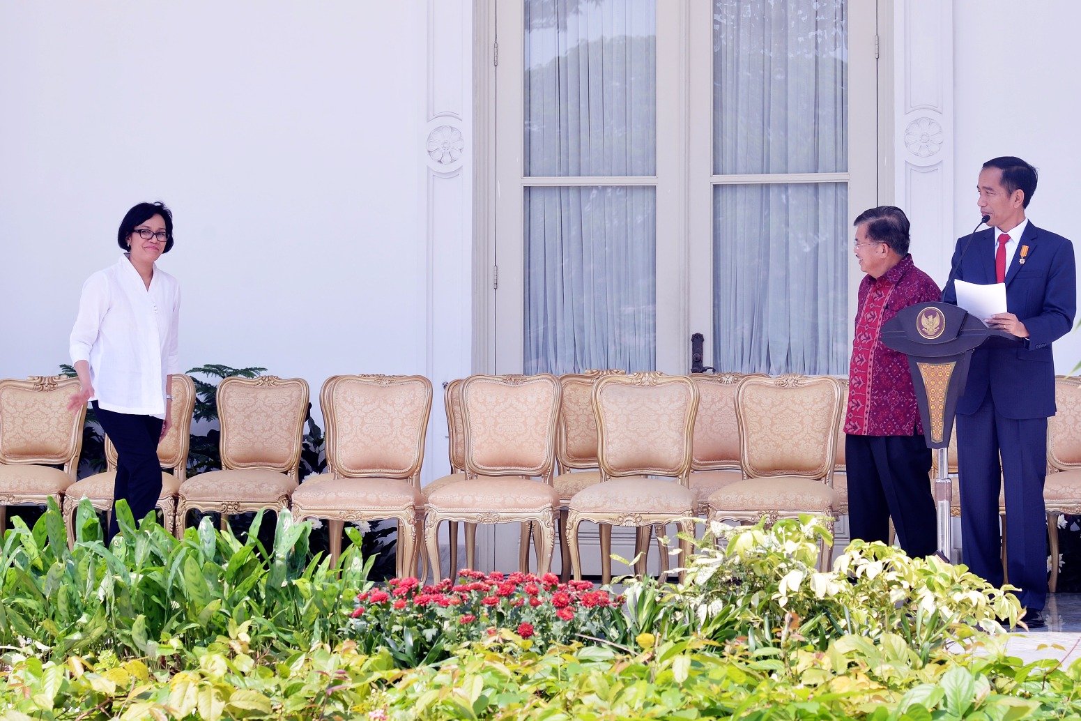 Presiden Joko Widodo ditemani Wakil Presiden Jusuf Kalla megumumkan Sri Mulyani sebagai Menteri Keuangan yang baru hasil perombakan (resuffle) kabinet kerja jilid dua di Istana Negara.