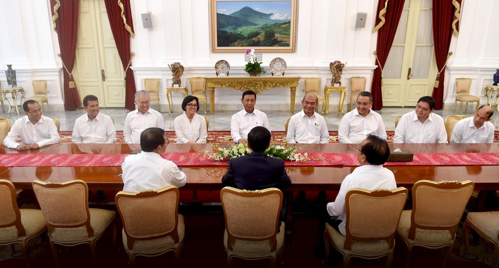 Presiden Joko Widodo berbincang dengan sejumlah menteri hasil perombakan di Istana Negara.